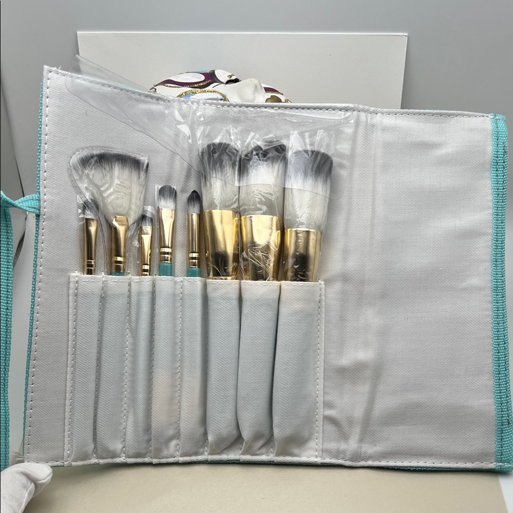 Carmindy & Co. White Makeup Brush Roll with Turquoise Trim 8 Brushes NWOT